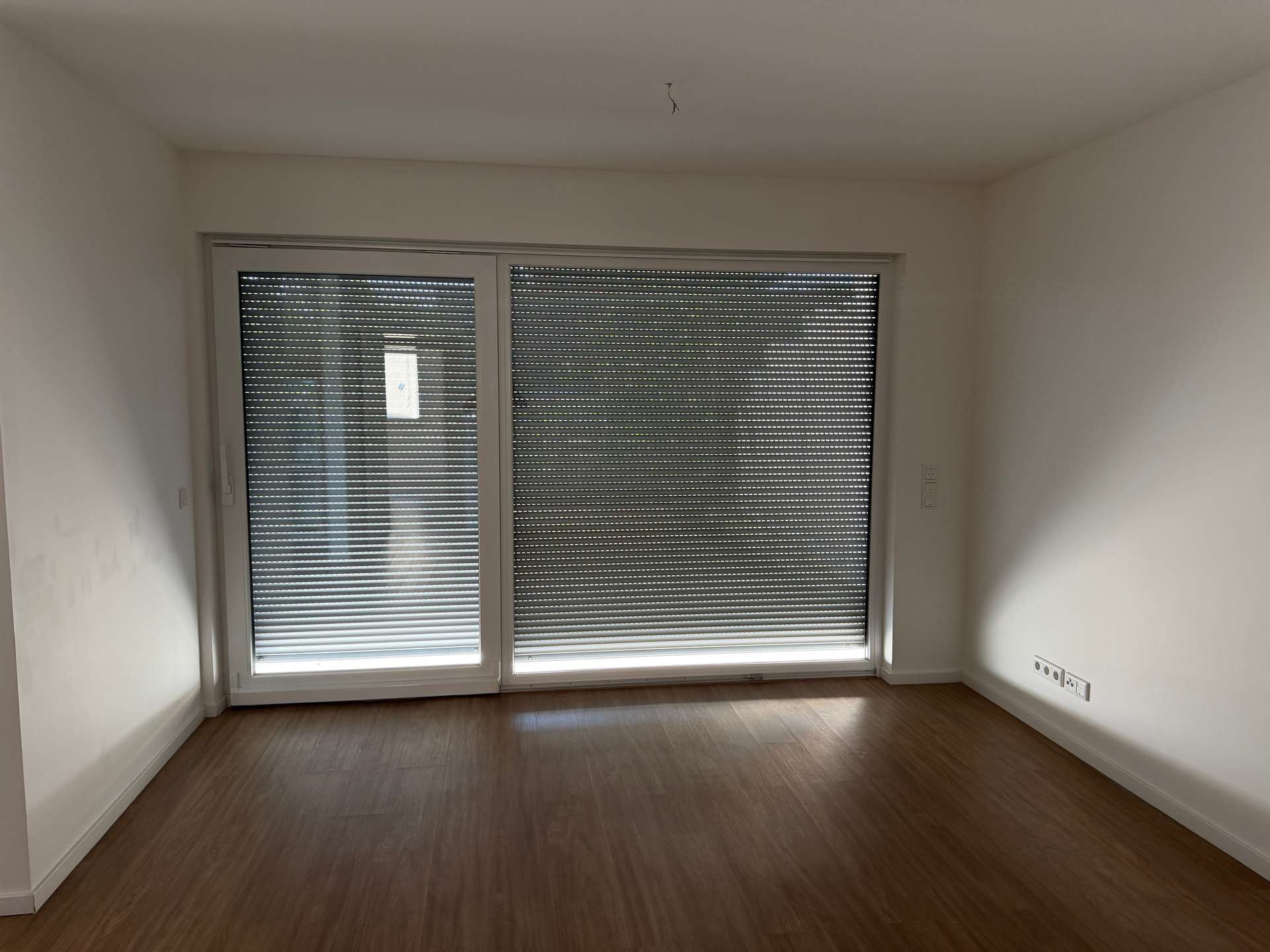 Wohnraum mit Rolladen